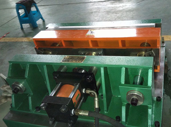 冷柜内胆和底板咬合机